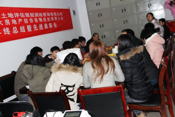 综合部陈部长宣读开会议程 综合部陈部长宣读开会议程